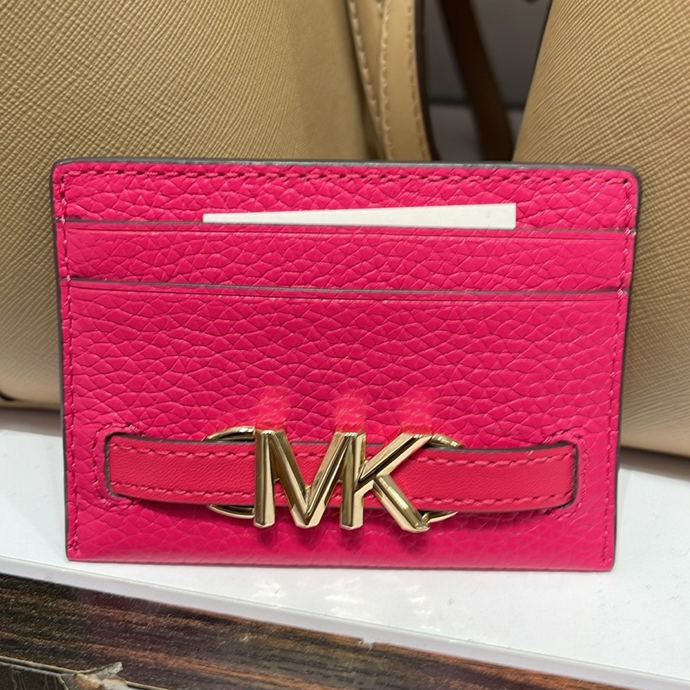MICHAEL KORS
Reed Large Pebbled Leather Card Holder Case
Electric Pink
NWT - Picture 14 of 16
